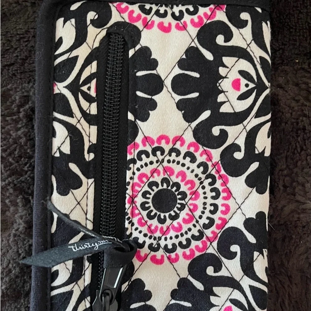 Thirty-One All About the Benjamins Wallet phone case paisley pattern